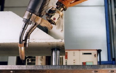 弧焊機器人vs氣保焊機:哪個更適合您的業(yè)務?